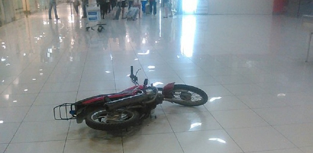 Пьяный мотоциклист ворвался в аэропорт