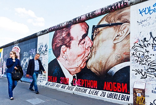 Берлинскую стену обнесут забором, чтобы спасти от туристов