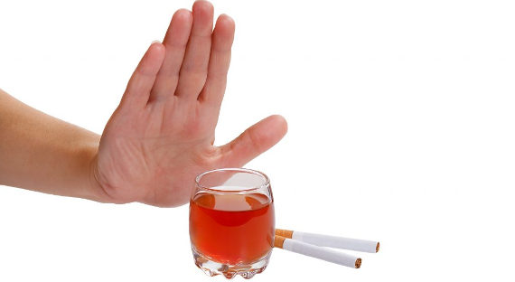 Депутат ГД РФ: Мужчины живут на десять лет меньше женщин из-за алкоголя и табака