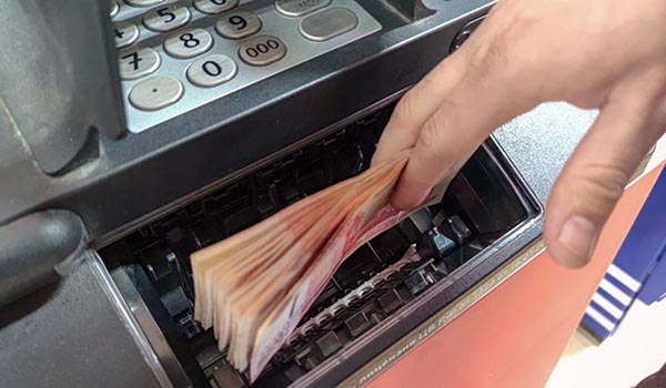 В Черногорске мужчина похитил из банкомата 400 тысяч рублей