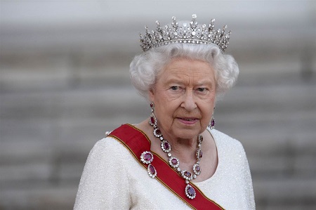 Елизавета II выгнала официального поставщика нижнего белья за болтливость