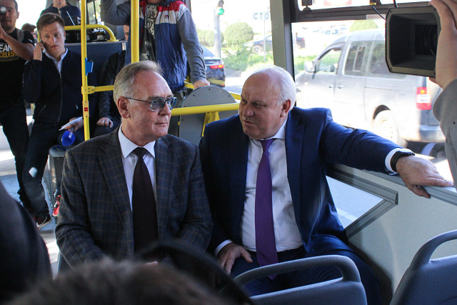 Глава Хакасии и мэр Абакана прокатились на первом электробусе