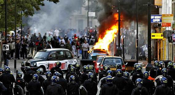 Протестующие в Лондоне попытались штурмовать особняк Терезы Мэй