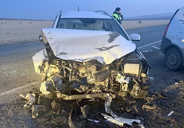 В Боградском районе произошло лобовое столкновение из-за выезда на встречную полосу