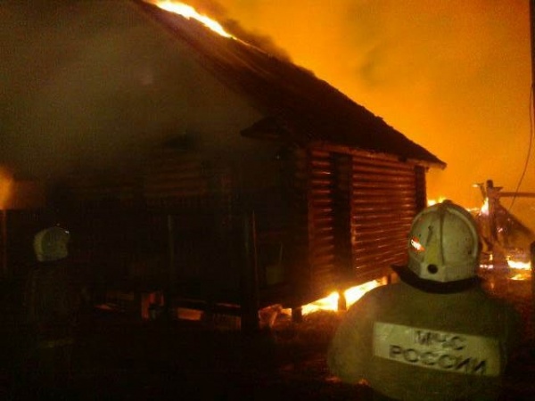 Двухэтажный дом сгорел в Абазе