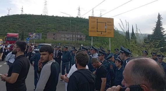 К протестам в Армении присоединились военные