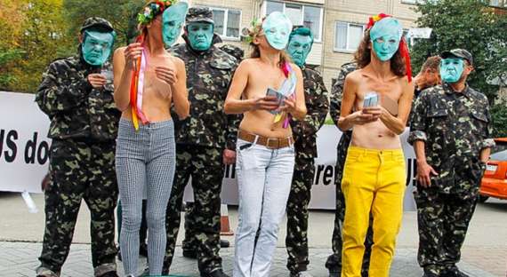 Украинские Femen устроили стриптиз перед посольством США в Киеве