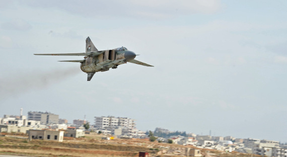 Российские и сирийские ВВС наносят удары по боевикам