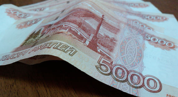Опрос: Доля россиян, живущих на 15 тыс.рублей в месяц, выросла до 45%