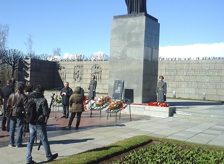 Памятную плиту воинам Хакасии открыли в Петербурге