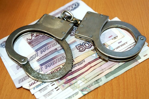 В Хакасии судебного пристава обвинили в крупном мошенничестве