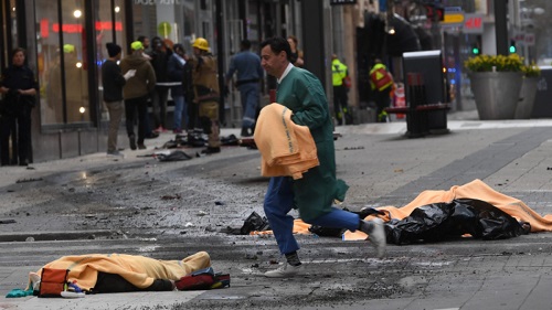 Теракт в Стокгольме: мужчина на грузовике врезался в толпу людей