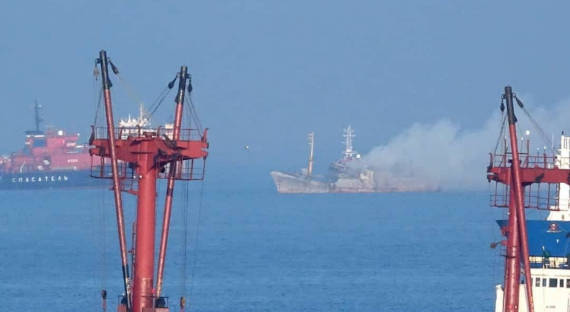 В районе Владивостока загорелось рыболовное судно