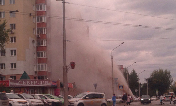 Внезапный фонтан: в районе Торосова прорвало трубу с кипятком (ВИДЕО)