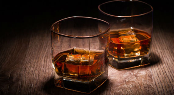 В Красноярске 4 человека отравились поддельным виски, один погиб