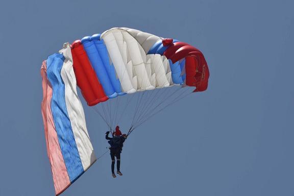 На главную площадь Абакана прыгнут лучшие спортсмены-парашютисты РФ