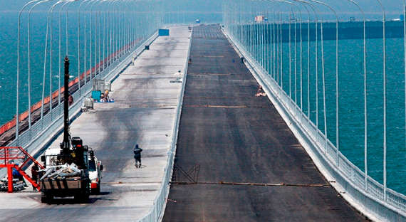 Строители Крымского моста приступили к укладке асфальта