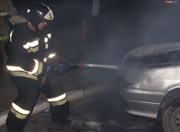 Пожарные Хакасии потушили авто, а в квартире с огнем справился хозяин