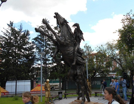 В Томске открыли памятник Ермаку на пятиногом коне. Автор в шоке..