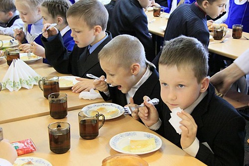 В якутской футбольной школе 46 детей отравились, поужинав в столовой