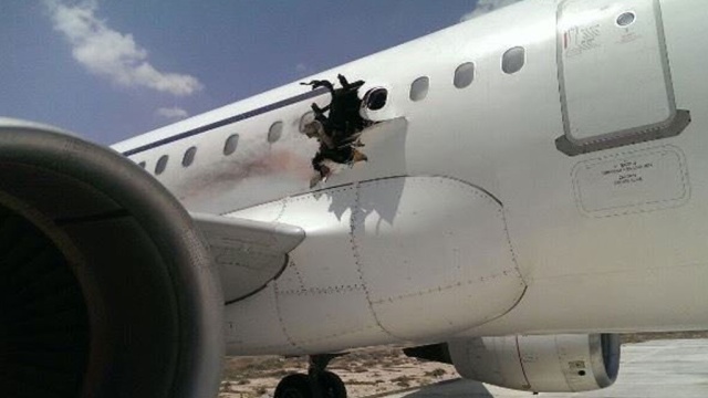 На борту авиалайнера А312 в Сомали произошел взрыв (ВИДЕО)