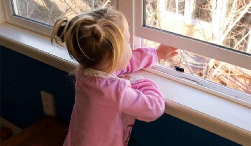 В Хакасии из окон многоэтажных домов все чаще выпадают дети