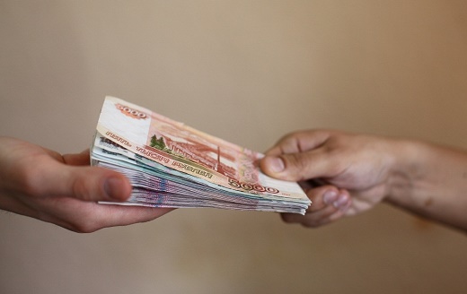 В Красноярске сотрудница налоговой подозревается в получении взятки