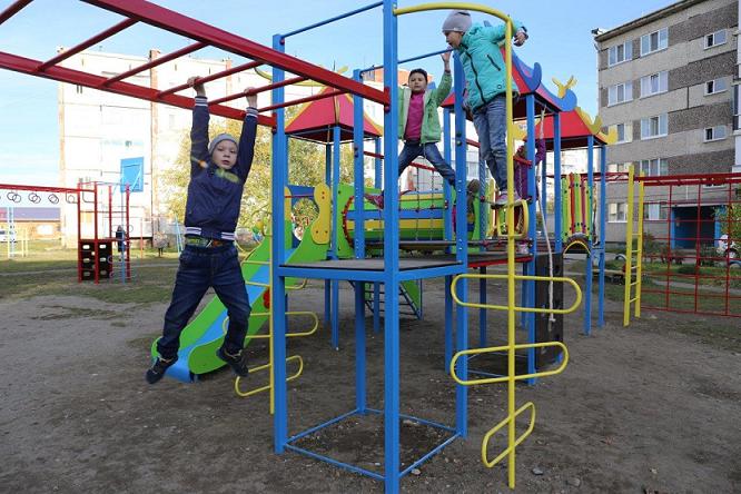 РУСАЛ установил три детских спортивно-игровых комплекса во дворах Саяногорска