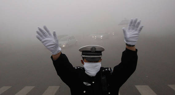 В Пекине объявлен "красный" уровень тревоги из-за смога