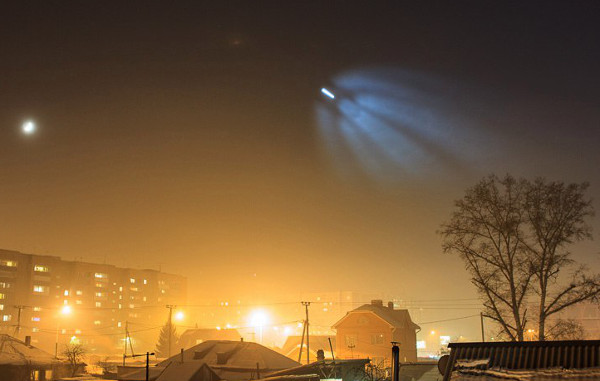 Житель Абакана сфотографировал полет ракеты-носителя "Союз-ФГ" над столицей Хакасии (ФОТО)