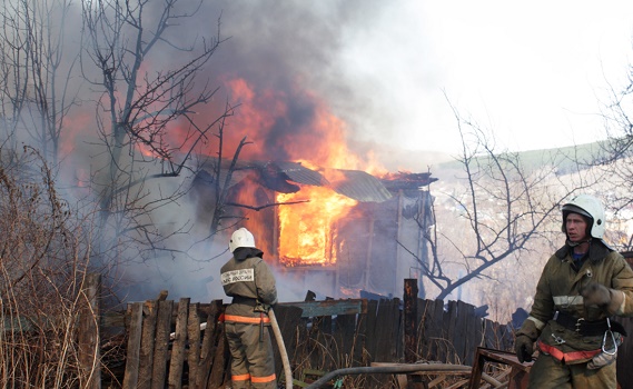 В Абакане бдительные соседи спасли детей из горящего дома