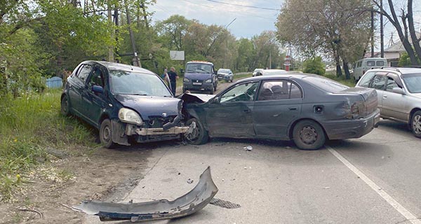 В Черногорске произошло лобовое столкновение двух автомобилей