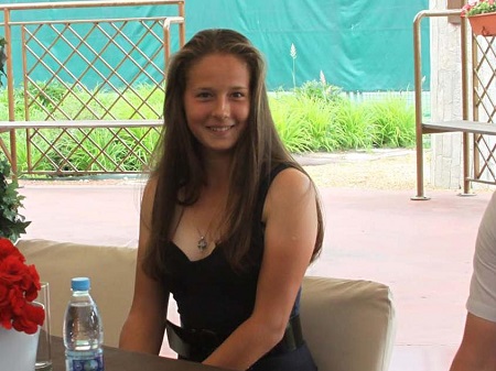 Касаткина и Павлюченкова стали победительницами теннисных турниров