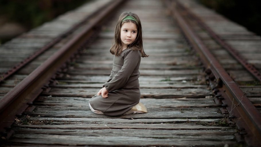 Девушка спасла ребенка из-под поезда (ВИДЕО)
