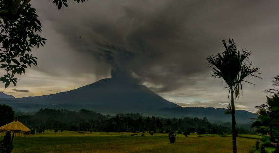 В Индонезии началось извержение вулкана Агунг
