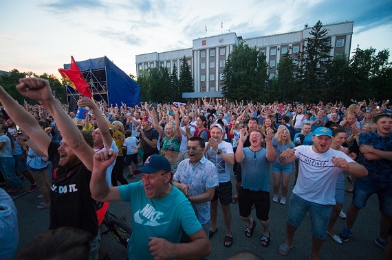 Больше 2,5 тысяч абаканцев болели за российских футболистов на Первомайской площади