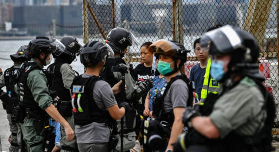 В Гонконге разгоняют протесты шариками с перечной жидкостью