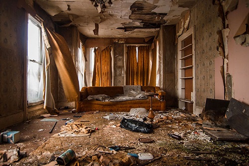 Прокуратура Черногорска заинтересовалась заброшенным домом