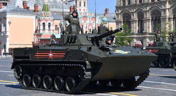 В 13 городах России отменили парад Победы