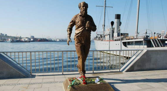 Во Владивостоке призвали убрать памятник Солженицыну