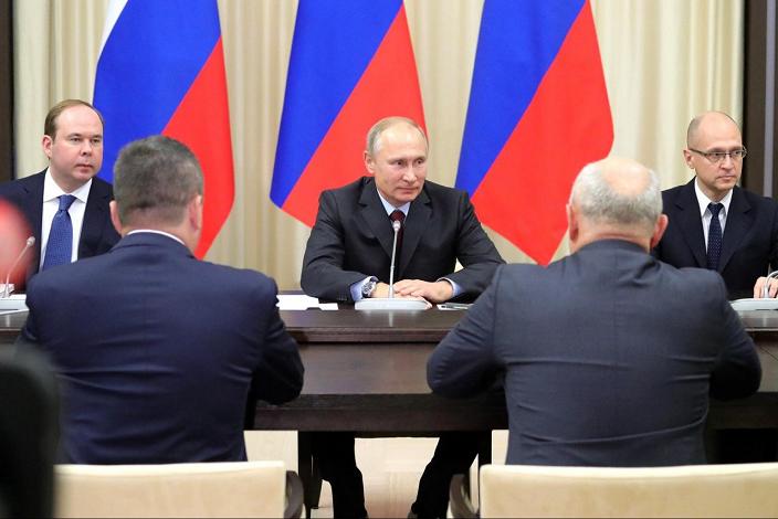 Путин встретился с экс-главами главами регионов РФ и поблагодарил их