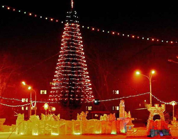 Подготовка полным ходом: в Черногорске устанавливают новогоднюю ёлку