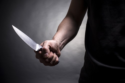 В Абакане мужчина ножом чуть не убил ближайшего родственника