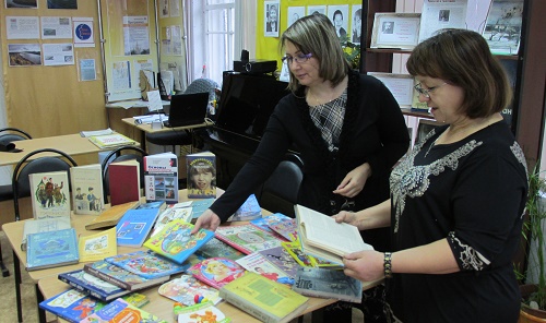 Сотрудники «Аршановского» подарили книги библиотеке Алтайского района