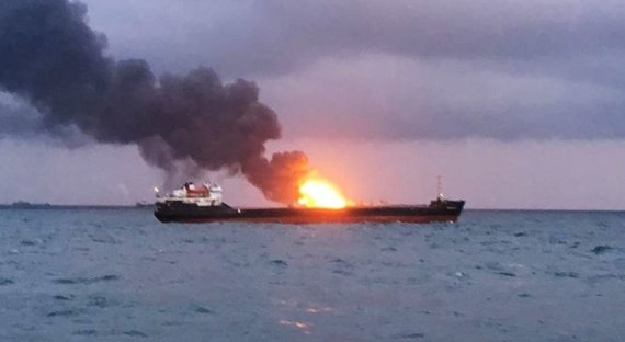 В Керченском проливе загорелись два судна: погибли 11 человек