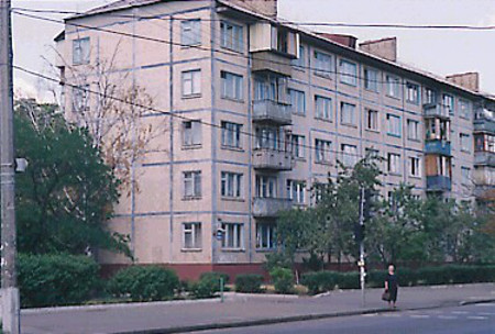 В Новосибирске младенец выпал с балкона 4-го этажа