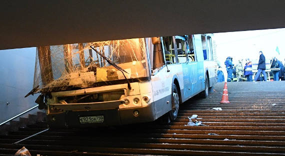 ГАЗ проверил состояние автобуса, въехавшего в переход в Москве (ВИДЕО)