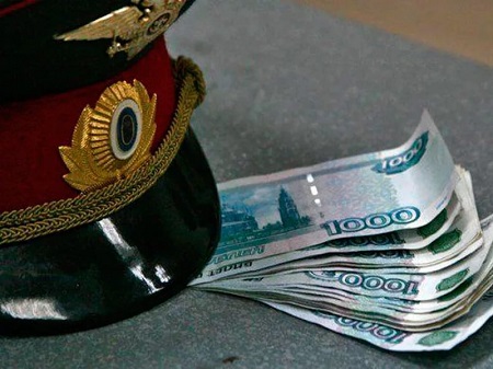 В Омске полицейский почти получил взятку в 1,5 миллиона рублей