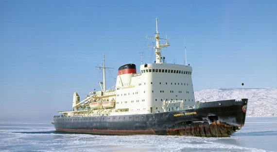 На Чукотке во льдах застрял караван судов-сухогрузов