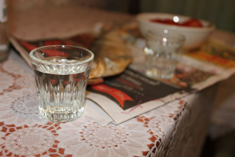 Жителям Хакасии посоветовали аккуратно выбирать компаньонов для посиделок со спиртным